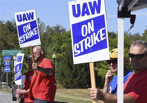 Editorial: Biden downshifts on UAW strike; Trump steps up